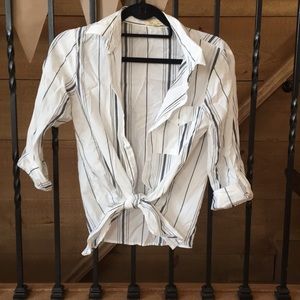 Cute front tie buttons down shirt!